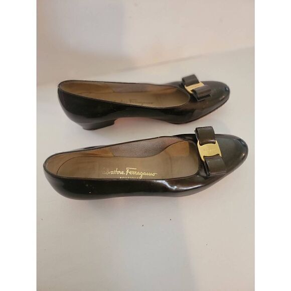 Salvatore Ferragamo Women's Black Patent Leather Vara Pumps Size 9 - Picture 1 of 5